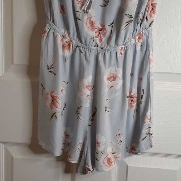 Romper Floral Shorts Size Small - Picture 5 of 5